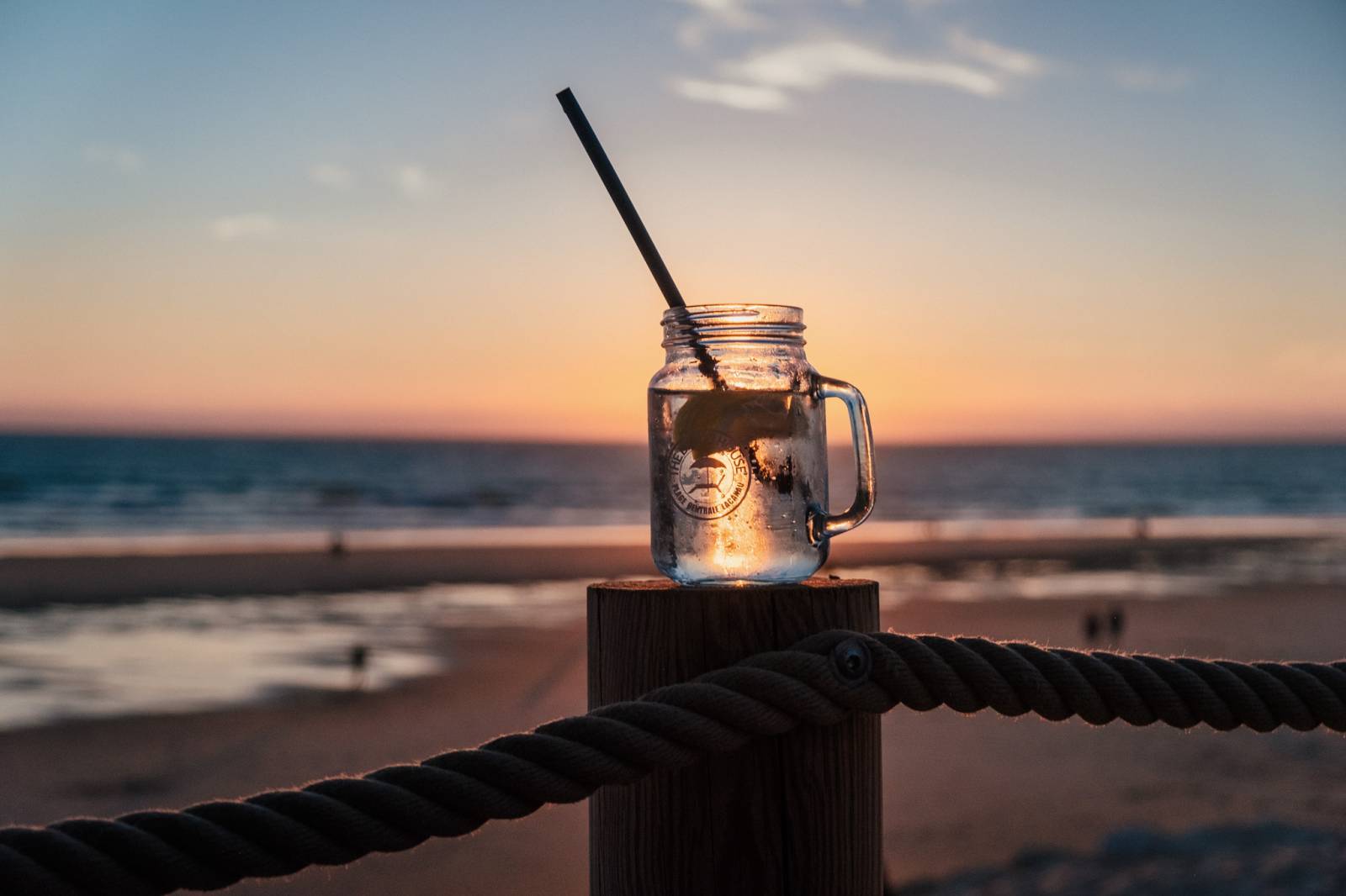 boire un cocktail en regardant le coucher de soleil à Lacanau océan