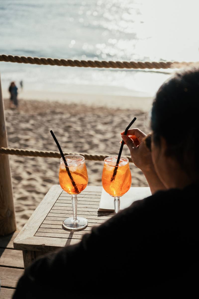 Découvrez notre large carte des boissons, à siroter face à l'océan sur la plage centrale de Lacanau Océan 