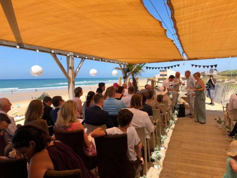 Cérémonie laïque su le sable a Lacanau Océan