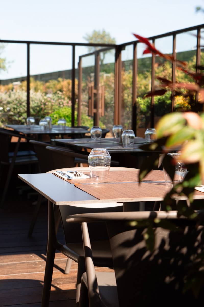 Terrasse du Café Maritime Bordeaux : un écrin rénové avec vue sur les Bassins à Flot