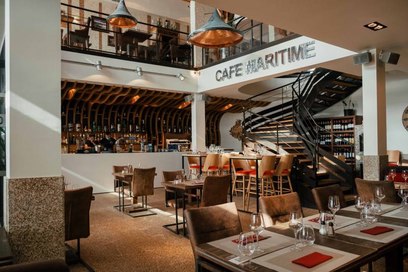 Restaurant à Lacanau : ambiance chaleureuse au rez-de-chaussée du Café Maritime